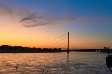 Rhein 'de gün batımı zamanı