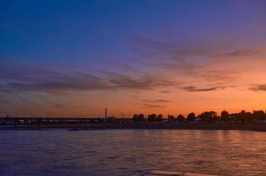 Rhein 'de gün batımı zamanı
