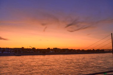 Rhein 'de gün batımı zamanı