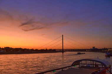 Rhein 'de gün batımı zamanı