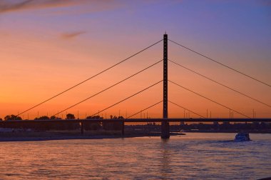 Rhein 'de gün batımı zamanı