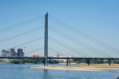 Düsseldorf, Almanya 24 Temmuz 2019: Düsseldorf 'ta Ren Nehri