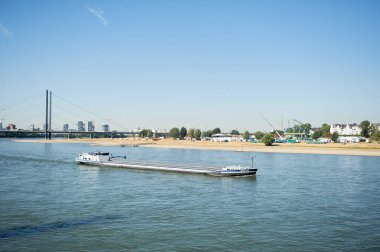 Düsseldorf, Almanya 24 Temmuz 2019: Düsseldorf 'ta Ren Nehri