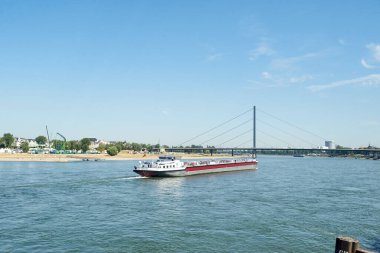 Düsseldorf, Almanya 24 Temmuz 2019: Düsseldorf 'ta Ren Nehri