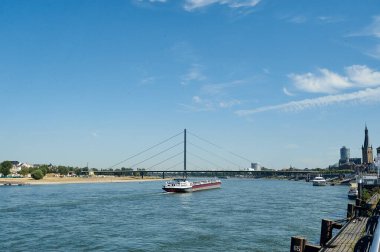 Düsseldorf, Almanya 24 Temmuz 2019: Düsseldorf 'ta Ren Nehri