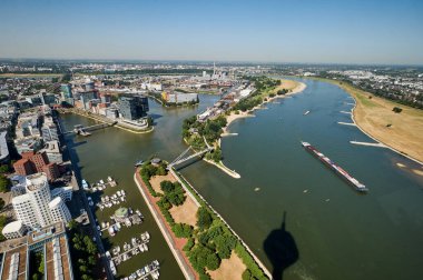 Düsseldorf, Almanya 24 Temmuz 2019: Düsseldorf 'ta Ren Nehri