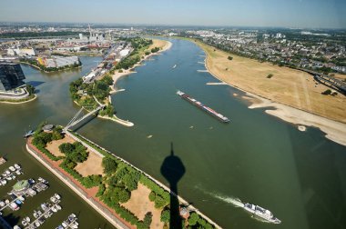 Düsseldorf, Almanya 24 Temmuz 2019: Düsseldorf 'ta Ren Nehri