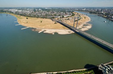 Düsseldorf, Almanya 24 Temmuz 2019: Düsseldorf 'ta Ren Nehri