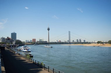 Düsseldorf, Almanya 24 Temmuz 2019: Düsseldorf 'ta Ren Nehri