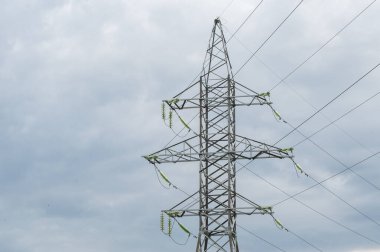 Kablolu elektrik direği. İletişim kulesi. Yüksek voltajlı elektrik hatlarını kapatın. Yüksek voltajlı elektrik iletim kulesi.