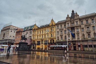 Zagreb, Hırvatistan - 5 Kasım 2019: Zagreb 'in başkentinde akşam caddesi