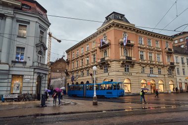 Zagreb, Hırvatistan - 5 Kasım 2019: Zagreb 'in başkentinde akşam caddesi