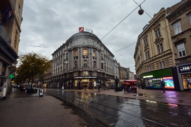 Zagreb, Hırvatistan - 5 Kasım 2019: Zagreb 'in başkentinde akşam caddesi