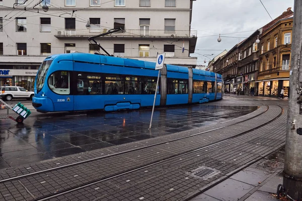 Zagrzeb Chorwacja Listopada 2019 Niebieski Tramwaj Zagrzebiu Transport Publiczny — Zdjęcie stockowe