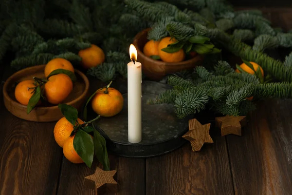 Mandarinas Navidad Ramas Abeto Fresco Vela Sobre Fondo Madera Oscura — Foto de Stock
