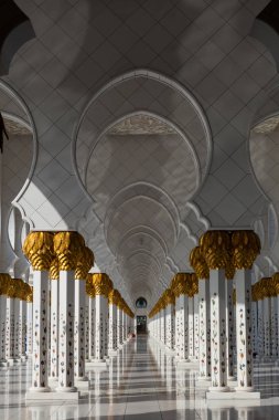 Abu Dabi 'deki Görkemli Şeyh Zayed Büyük Camii mavi gökyüzüne karşı. Kubbeleri ve minareleri olan beyaz mermer İslami mimari. Ünlü BAE simgesi.