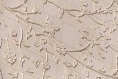 Abu Dabi 'deki Görkemli Şeyh Zayed Büyük Camii mavi gökyüzüne karşı. Kubbeleri ve minareleri olan beyaz mermer İslami mimari. Ünlü BAE simgesi.