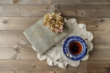 En iyi yatıyordu aşağı düz çay bardağı ve tabağı