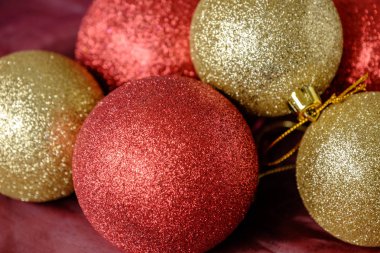 Altın ve kırmızı baubles Noel baubles