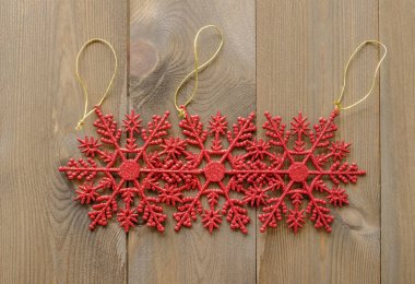 Ahşap üzerine kırmızı kar taneleri