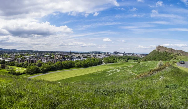 Panorama de Edimburgo desde Holyrood Park — Foto de Stock