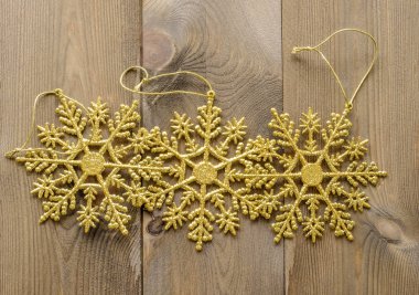 Ahşap üzerine altın kar tanesi