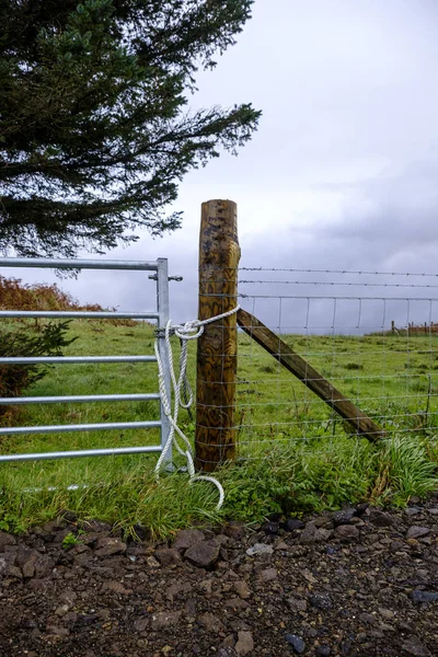 Metalen poort vastgebonden met touw — Stockfoto