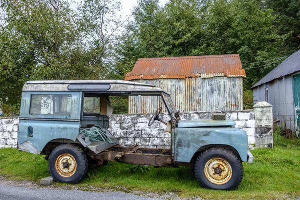 Naufragio oxidado abandonado del vehículo Fotos de stock libres de derechos