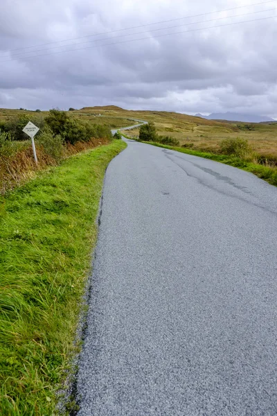 Carretera serpenteando en la distancia en Skye — Foto de Stock