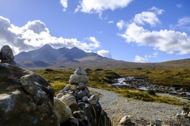 Taş cairn ile Cuillins