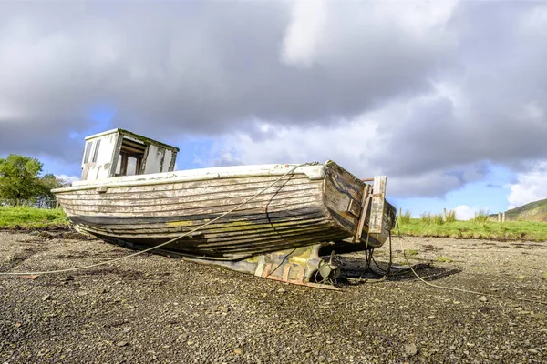 Blootgestelde onderzijde van verlaten boot — Stockfoto
