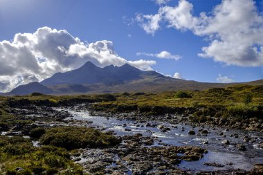 Nehir Sligachan ve Cuillins
