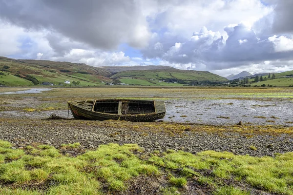 Barco de madera roto en Loch Harport — Foto de Stock