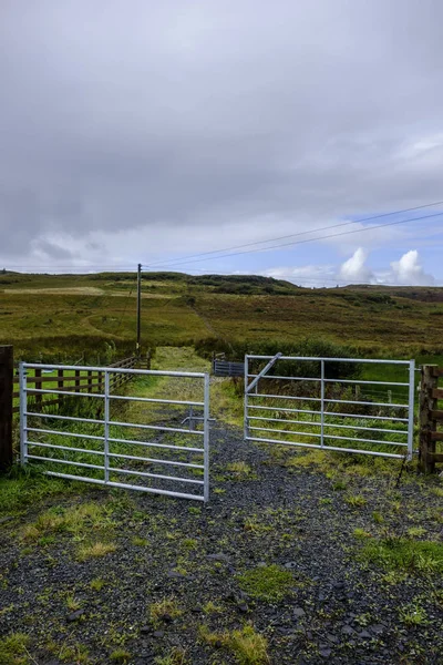 Открытые металлические ворота — стоковое фото