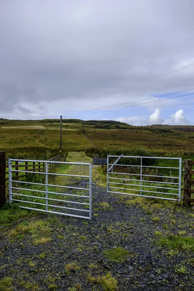 Porta de fazenda de metal aberto — Fotografia de Stock