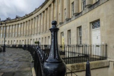 Royal Crescent arka plana sahip siyah parmaklıklar
