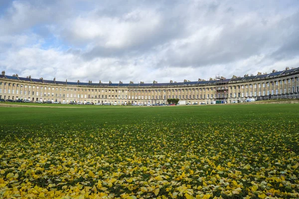 Royal Crescent banyo ve düşen yapraklar