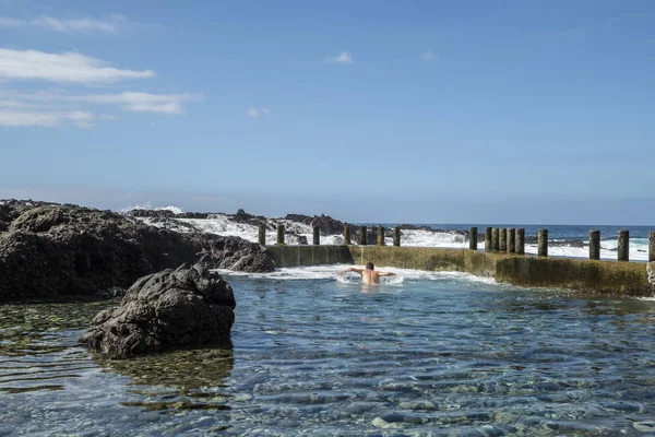 Алькала рок басейн людини купання — стокове фото