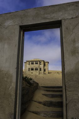 Kolmanskop kapı çerçeve aracılığıyla