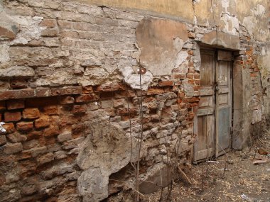 Terk Edilmiş Ev Harici