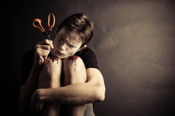 Violently psychotic teen uses scissors to cut self — Stock Photo, Image