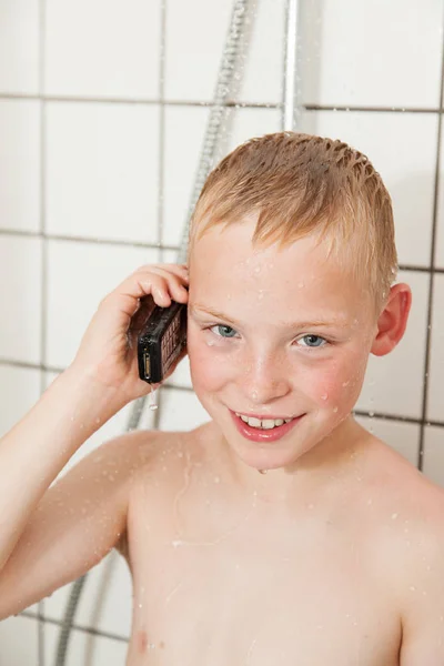 Chico hablando por teléfono mientras se ducha — Foto de Stock