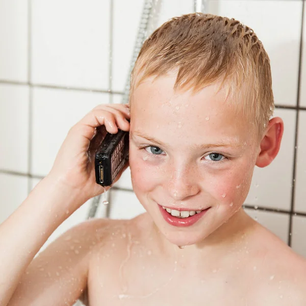 Chico hablando por teléfono mientras se ducha — Foto de Stock