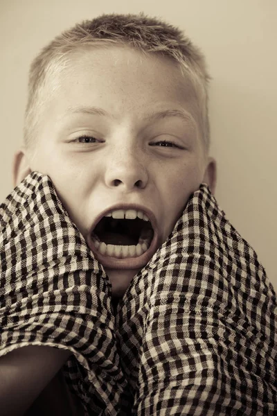Close-up van een jongen huilen — Stockfoto