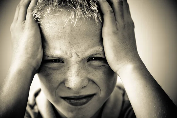 Junge mit Kopfschmerzen — Stockfoto