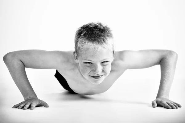 Menino fazendo flexões — Fotografia de Stock