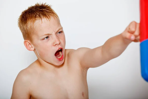 Jonge jongen beoefenen boksen schreeuwen — Stockfoto