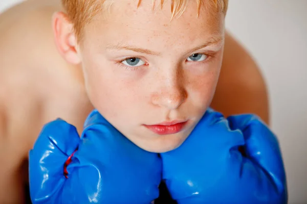 Porträtt av en boxare pojke — Stockfoto