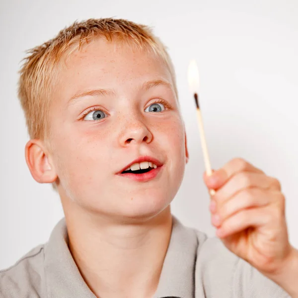 Мальчик играет с огнем — стоковое фото