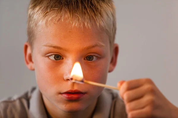 Boy playing with fire — Stock Photo, Image